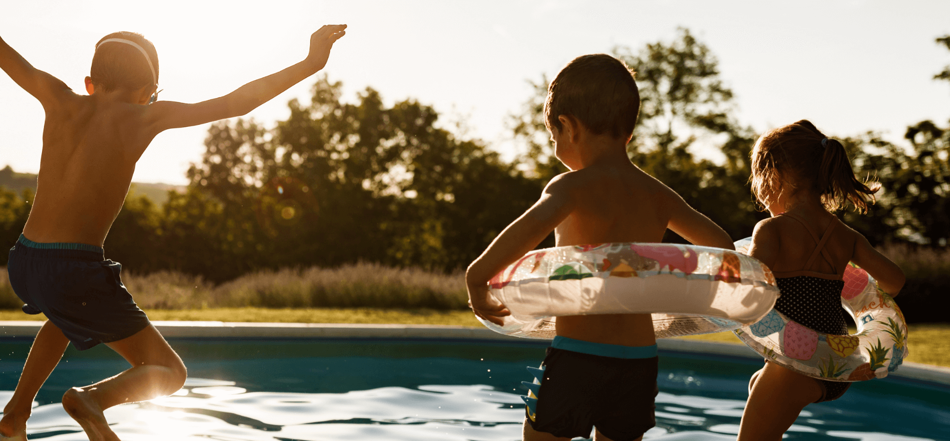 Niños juguetones se divierten durante un día de verano en la piscina.