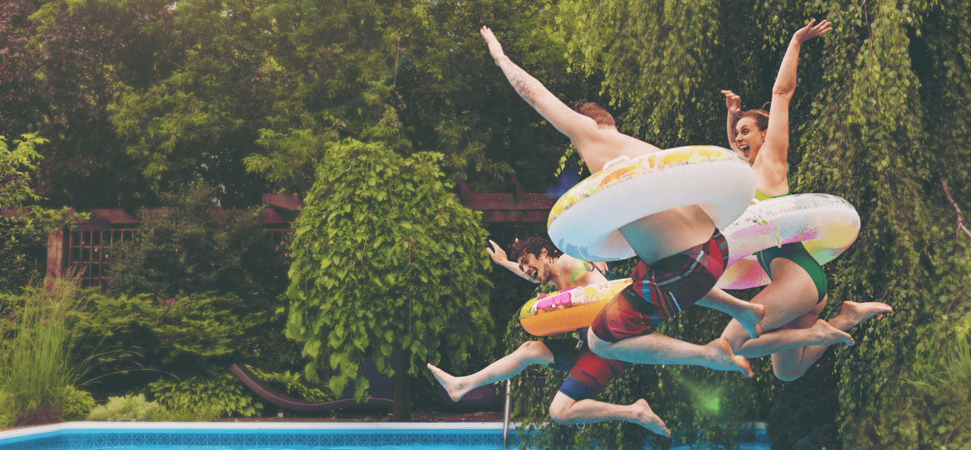 Amigos que se divierten durante un día de verano en la piscina.