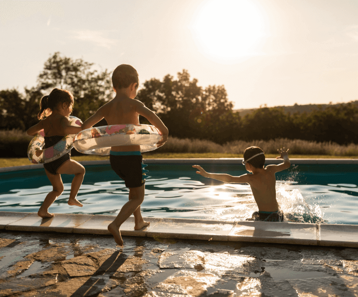 Niños juguetones se divierten durante un día de verano en la piscina.